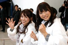 写真左から大島優子、高城亜樹。