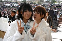 写真左から宮澤佐江、篠田麻里子。