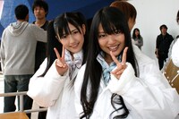 写真左から渡辺麻友、北原里英。