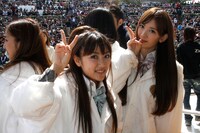 写真左から高橋みなみ、小嶋陽菜。