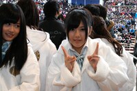 写真左から前田敦子、宮崎美穂。