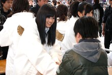 ファンと握手をする前田敦子。この日は春休み中ということもあり、会場には中高生を中心とした若いファンが大半を占めた。