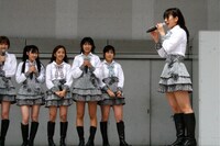 ムチャぶり指令を受けて、アドリブ演技中の高城亜樹（写真右）。