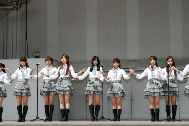 この日のメンバーのうち、板野友美、柏木由紀、北原里英、高城亜樹、高橋みなみ、前田敦子は先日高校を卒業。前田は「（卒業しても）今までとあまり変わらない」、板野は「もう勉強しなくていい（笑）」、高城は「もう大人ですよ！」とそれぞれ現在の心境を口にした。