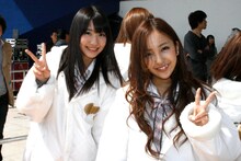 写真左から柏木由紀、板野友美。