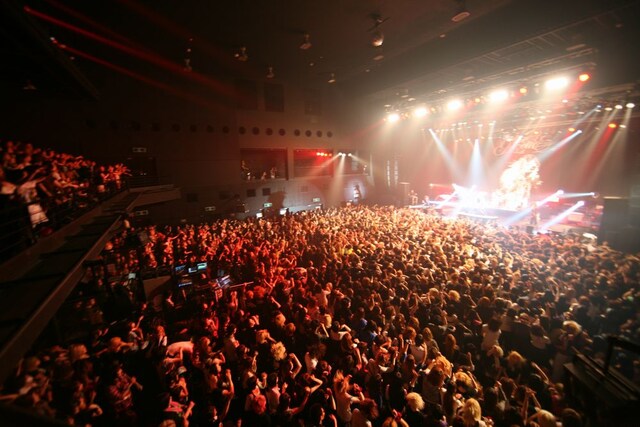 写真は3月31日にZepp Osakaで開催されたファンクラブツアーの最終公演の模様。ライブ終了後にはライブ告知とともにスクリーンに「12.26」「東京」という文字が映し出され、ファンの間で話題に。12月26日に東京で何が起こるのか、続報に注目しておこう（写真はライブの様子）。