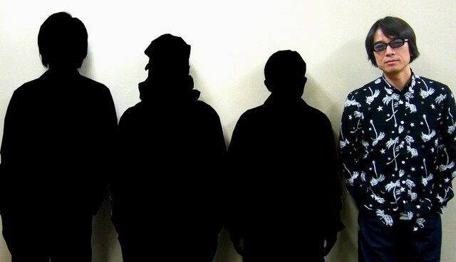 “Yo-king Master Cabin Attendant”の面々。シルエットの3人の正体が気になるところ。