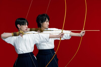 いしわたり淳治（写真右）と砂原良徳（写真左）。今後もこのユニットは継続して活動を続けるとのこと。