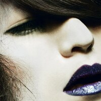 写真はメジャーデビューアルバム「毛皮のマリーズ」ジャケット。アートディレクションは松任谷由実やMr.Children、pizzicato fiveなどの作品を手がける信藤三雄によるもの。