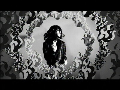 写真はPVのワンシーン。撮影は都内のスタジオで午前中から明け方まで行われ、川村監督は撮影終盤に「これはいいビデオになりそうだぞ」と何度も呟いていた。