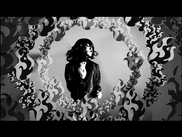 写真はPVのワンシーン。撮影は都内のスタジオで午前中から明け方まで行われ、川村監督は撮影終盤に「これはいいビデオになりそうだぞ」と何度も呟いていた。