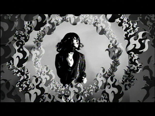 写真はPVのワンシーン。撮影は都内のスタジオで午前中から明け方まで行われ、川村監督は撮影終盤に「これはいいビデオになりそうだぞ」と何度も呟いていた。