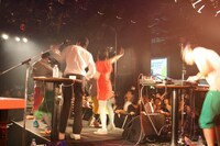 □□□メンバー、快快らが入り乱れ、ステージ上は熱く盛り上がる。フロアの観客もiPhoneや携帯電話でその模様を自由に撮影。Ustream、Twitterなどを介して、全世界に“今何が起きているか”を伝えた。