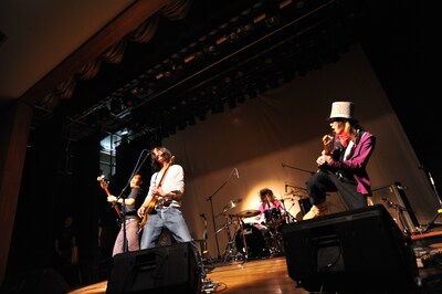 写真は「最高でダメな男 築地編」プレミア上映会でのライブの模様。「日進月歩」はこのほか、日本テレビ系で毎週木曜放送のバラエティ番組「フットンダ」の4月度エンディングテーマとしてもオンエアされている。