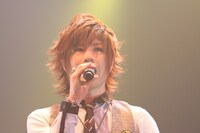 会場中から祝福を受けたボーカルの葵。