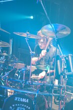 ドラムのケンゾ。