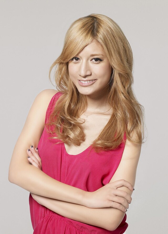 先月までオンエアされていた「MUSIC UPDATE」に続き、新番組でもレギュラーVJを務めることになったマリエ。歯に衣着せぬ言動に注目だ。