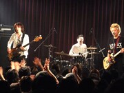 昨日のライブには、H ZETT Mがプロデュースを手がけるスリーピースバンドmimittoがオープニングアクトとして登場。フレッシュなパフォーマンスで会場を盛り上げた（写真はライブの様子）。