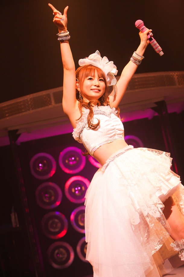 「中川翔子 Prism Tour 2010」4月1日の三郷市文化会館公演の模様。