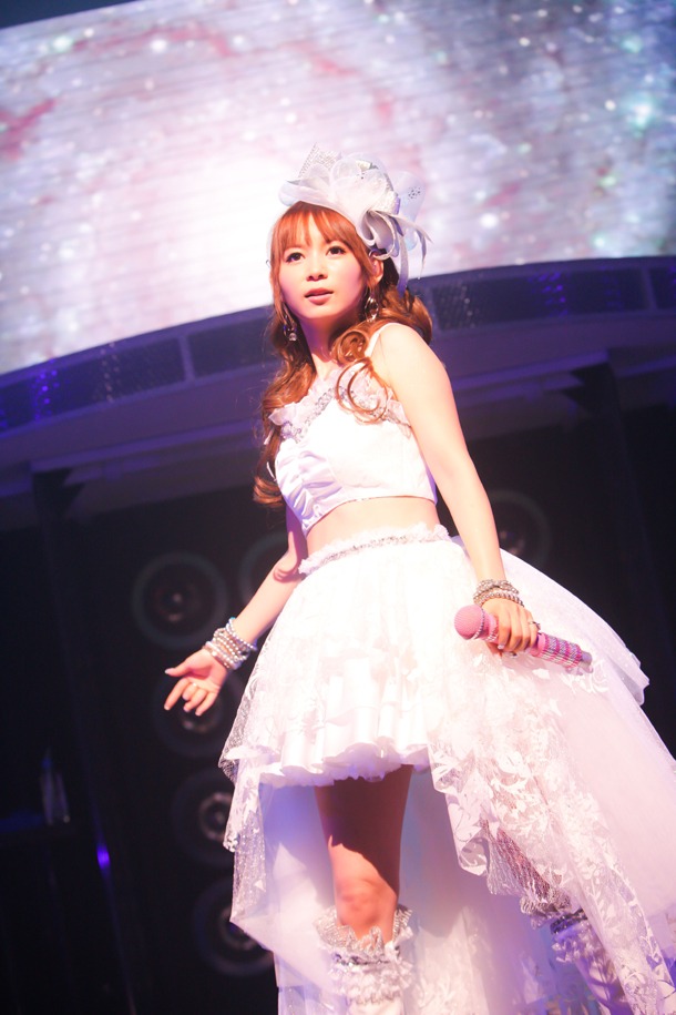 「中川翔子 Prism Tour 2010」4月1日の三郷市文化会館公演の模様。