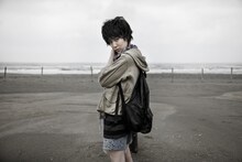 長い髪をばっさり切りショートカットになった中村中。インタビューでは、新しい髪型のことについても触れている。