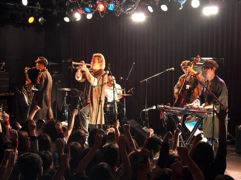 昨日のライブでは、アルバム「1・2・MAX」からの楽曲を中心に18曲を熱演したPE'Z（写真はライブの様子）。