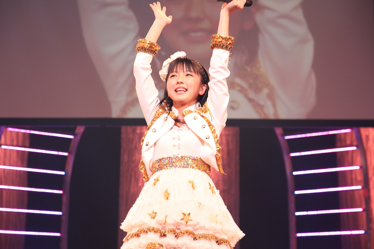 デビュー2周年を迎えた真野恵里菜は、ハロプロの先輩松浦亜弥からのサプライズVTRにて、7月にハリウッド進出することが発表された。真野は突然の発表に戸惑いながらも「20歳までに海外へ行きたいと思っていたのでうれしいです」と涙。
