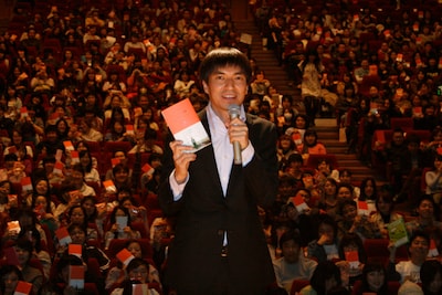 客席には、早くも「フニオチ手帳」を購入したファンが多数。またイベントの合間には、観客との記念撮影も行われた。