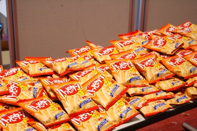 会場入り口では、来場者にハッピーターンが配られた。