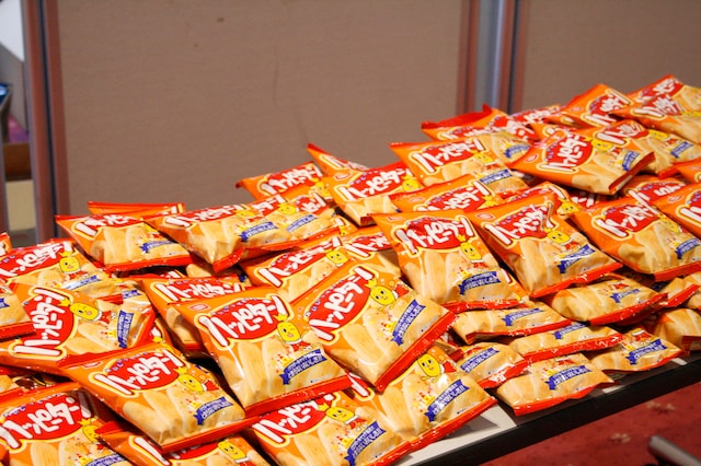 会場入り口では、来場者にハッピーターンが配られた。