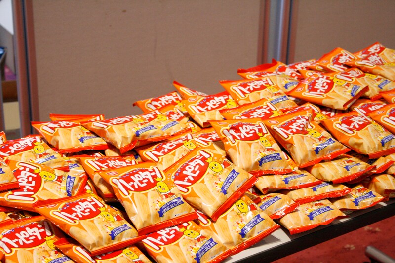 会場入り口では、来場者にハッピーターンが配られた。