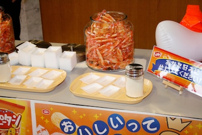 亀田製菓のブースでは、ハッピーターンのパウダーがかけ放題。