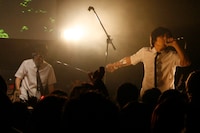 ステージ上を所狭しと動き回ったHONDALADYのマル（写真右）。Die（左）も曲によってはフロントに飛び出し、観客を煽った。