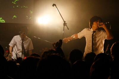 ステージ上を所狭しと動き回ったHONDALADYのマル（写真右）。Die（左）も曲によってはフロントに飛び出し、観客を煽った。