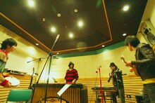 ひさしぶりのライブに続き、待望の新作のリリースが決定したRADWIMPS。ファンは続報に注目しておこう（写真はレコーディングの様子）。