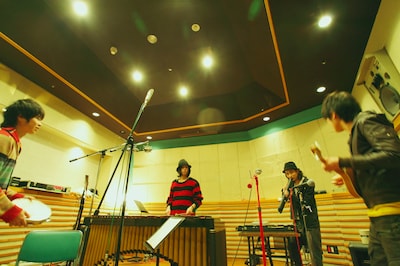 「マニフェスト」の撮影の模様は、6月30日にCDショップで配布される「フリーペーパー（有）ボクチン」に掲載。ファンはCDとあわせてチェックしておこう。