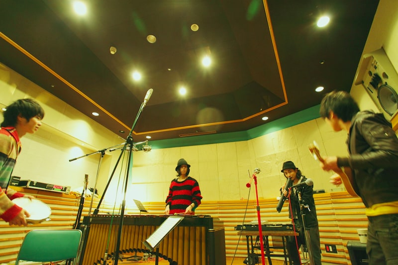 ひさしぶりのライブに続き、待望の新作のリリースが決定したRADWIMPS。ファンは続報に注目しておこう（写真はレコーディングの様子）。