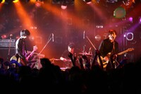 新曲「キャラメル・フレーバー」は4月3日のライブで初披露された（写真はライブの模様）。
