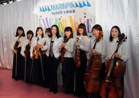 イベントで初披露された「また君に恋してる」のストリングスバージョンはレコチョク、モバえみにて配信中（写真は坂本冬美とクラシカル・ラヴァーズ）。