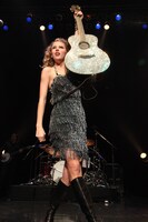 今年2月17日には、Zepp Tokyoで初来日公演を行ったテイラー・スウィフト。前回観逃したファンにとってはうれしい再来日となる（写真は2月17日のZepp Tokyo公演より）。