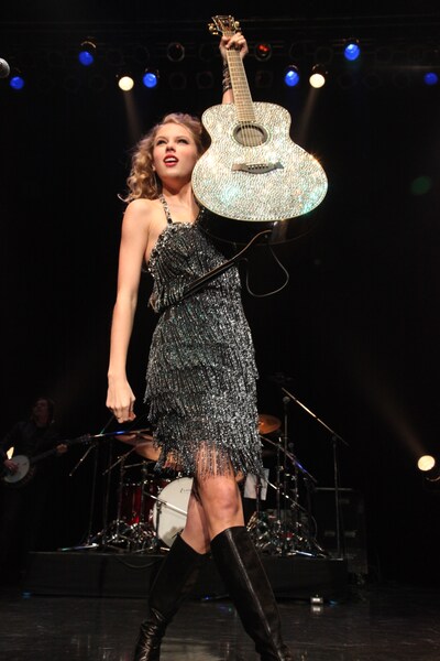 今年2月17日には、Zepp Tokyoで初来日公演を行ったテイラー・スウィフト。前回観逃したファンにとってはうれしい再来日となる（写真は2月17日のZepp Tokyo公演より）。