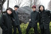 学ラン姿のTHE BAWDIES、スペシャ番組で母校訪問