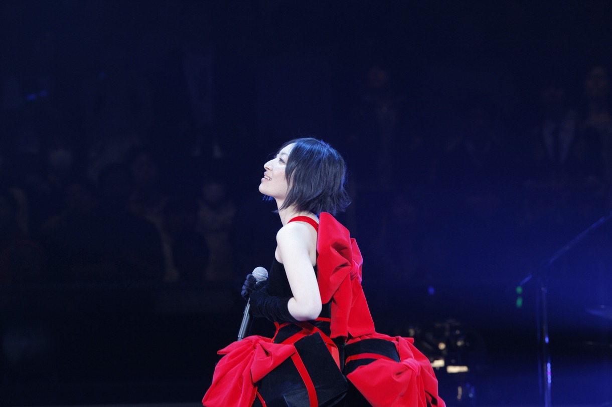 写真は3月31日「坂本真綾 15周年記念LIVE『Gift』」ステージの様子。真綾はオフィシャルサイト内のコラム「the id:［イド］」4月8日・27日のテキストで武道館ライブについて語っている。