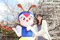 かわいいハッチと一緒に花見を楽しむガッキー。