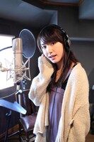 ひとたびマイクの前に立つと、アーティスト新垣結衣の表情に。