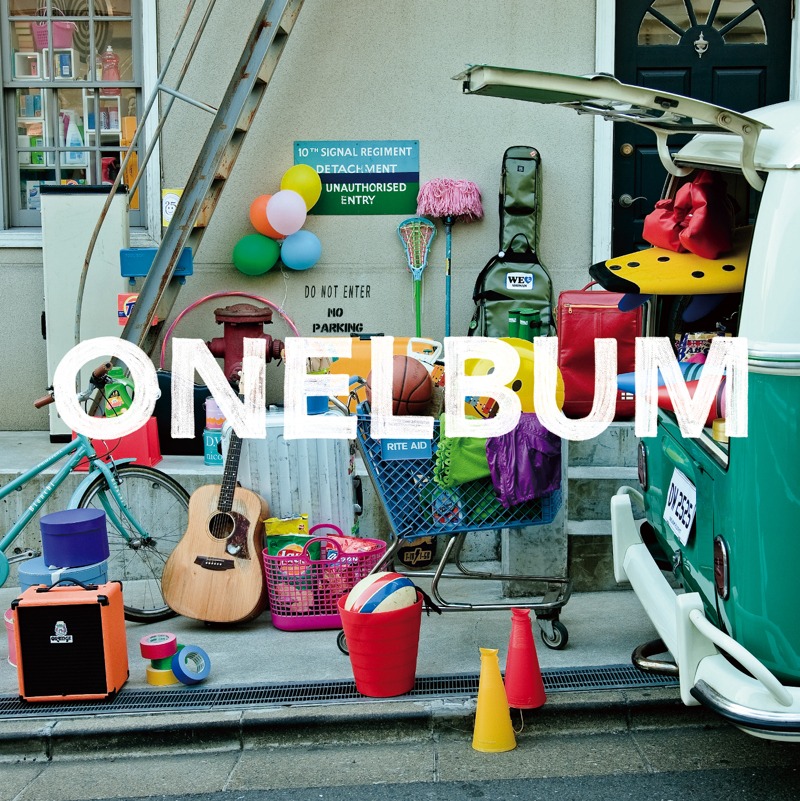 「ONELBUM」初回限定盤ジャケット。付属DVDには「マイライフストーリー」「春風」「B.D.K.」のビデオクリップが収録されている。