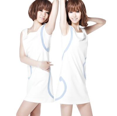 バニビの2人は最新作「Def & Def」リリース時の白い衣装で教育番組の“おねえさん”役を担当。