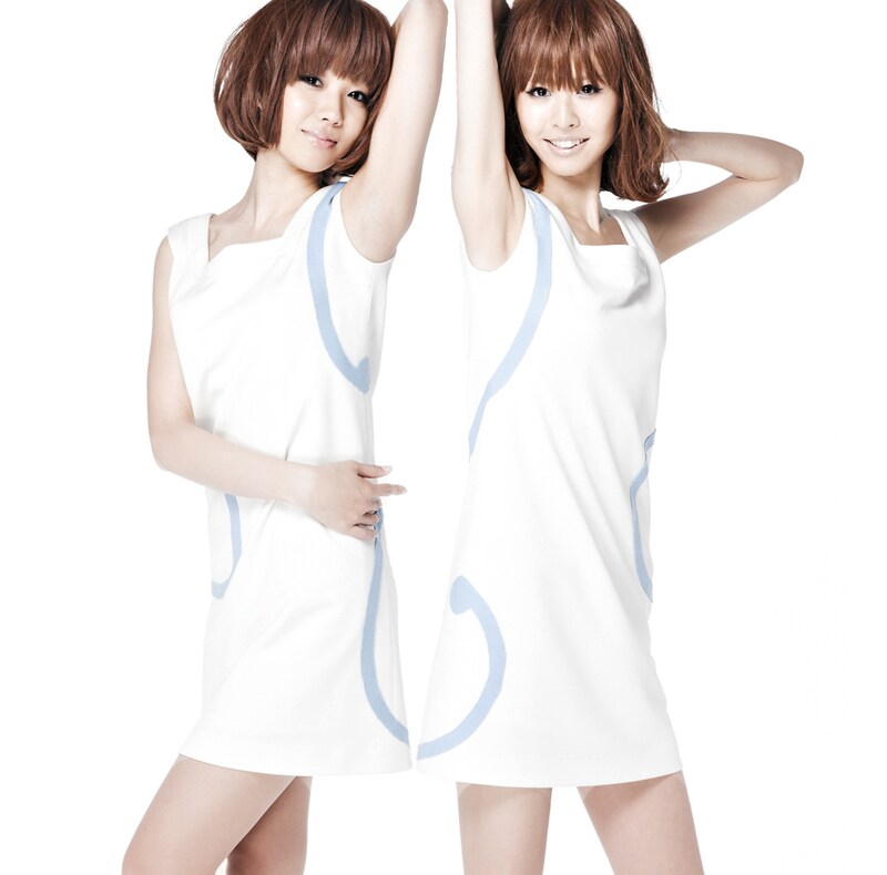 バニビの2人は最新作「Def & Def」リリース時の白い衣装で教育番組の“おねえさん”役を担当。