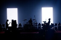 DVDには武道館ライブの模様のほか、ツアー中に撮影されたオフショットも満載。ウラヤマイチゴ（Dr）に仕掛けられた数々のいたずら映像も収録されている。