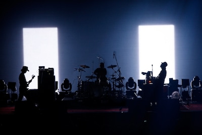 DVDには武道館ライブの模様のほか、ツアー中に撮影されたオフショットも満載。ウラヤマイチゴ（Dr）に仕掛けられた数々のいたずら映像も収録されている。